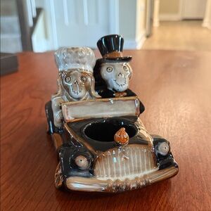 Boney Bunch Couple in Car Ceramic Decor